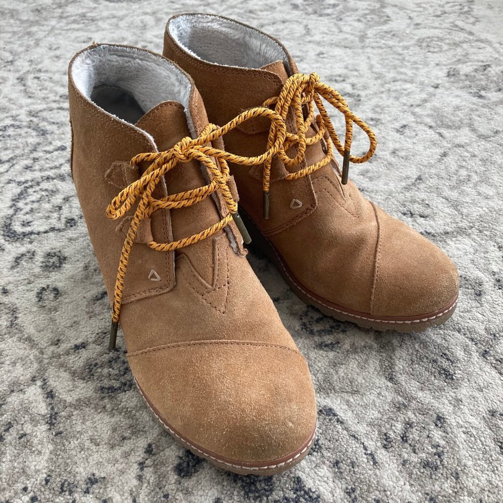 GUC TOMS Desert Wedge in Wheat Suede with Shearling